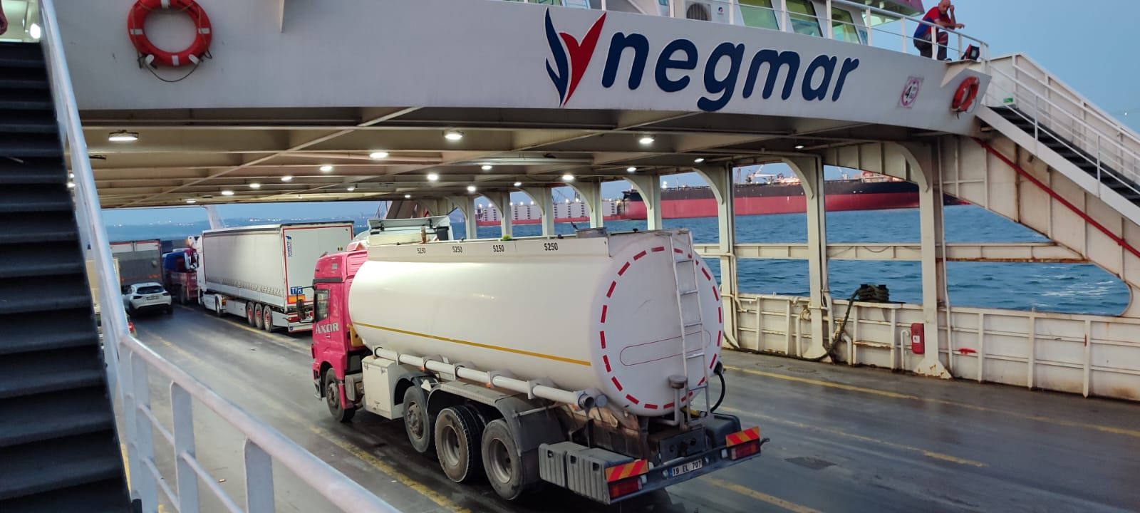 Feribot güvertesinde, gemiye su ikmali için taşınan tanker